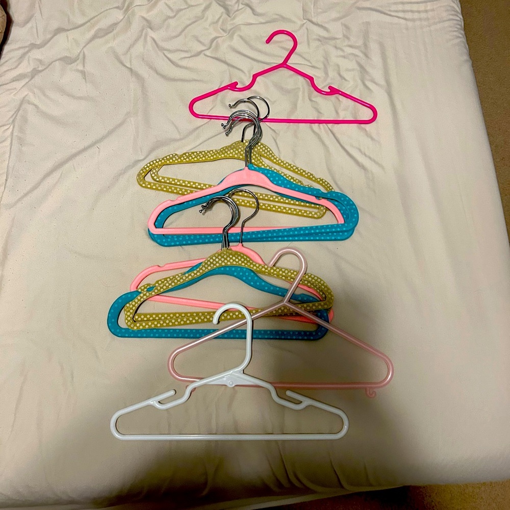12 Girls hangers in cloth and plastic.